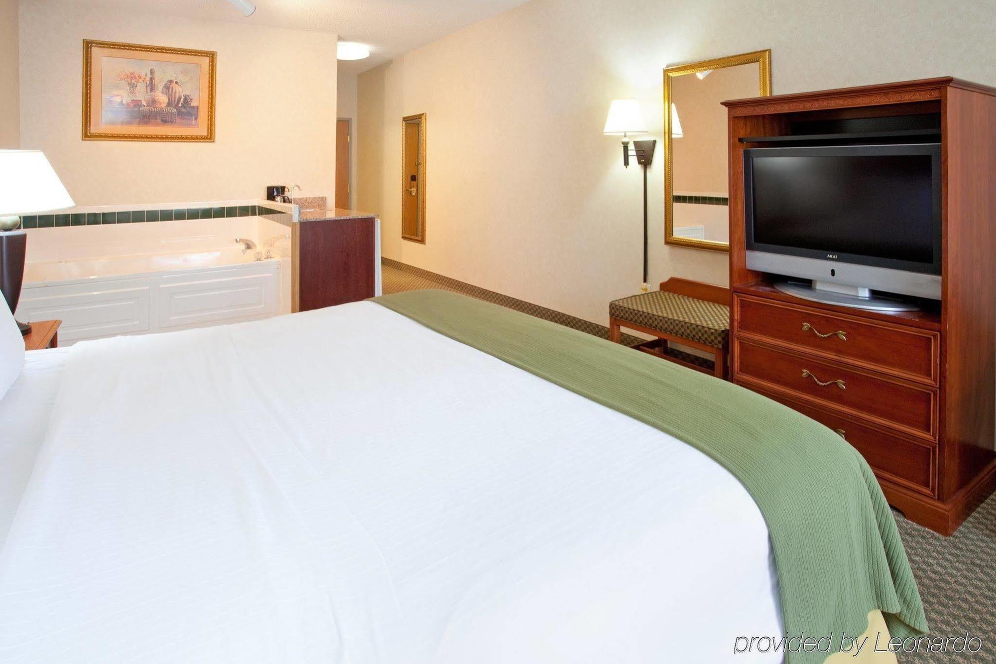 Holiday Inn Express Hotel & Suites Elkhart-South, An Ihg Hotel Стая снимка